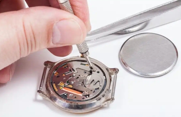 Đồng hồ pin Quartz là gì? Ưu và nhược điểm của đồng hồ pin Quartz