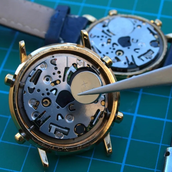 Đồng hồ pin Quartz là gì? Ưu và nhược điểm của đồng hồ pin Quartz