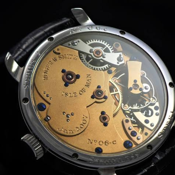 Đồng hồ cơ được chia thành 2 loại chính là lên cót tự động (Automatic) và lên cót tay (Hand Winding)