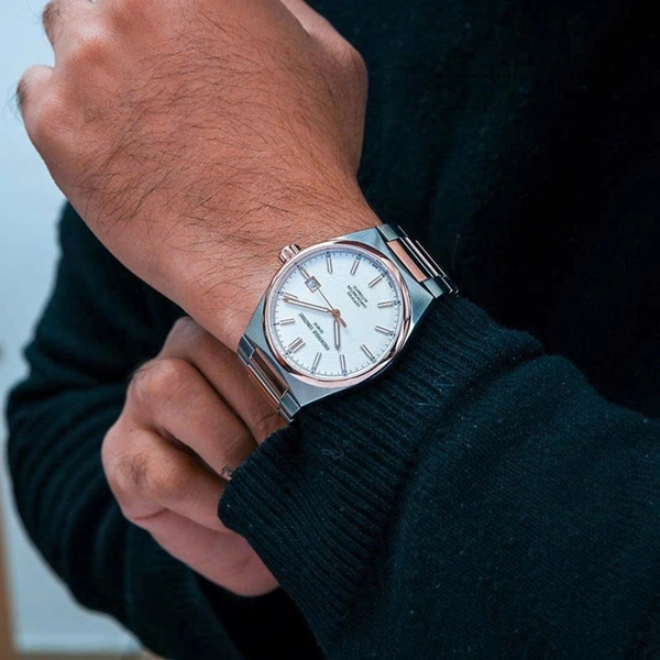 Frederique Constant Highlife thời thượng với thiết kế dây đeo liền khối