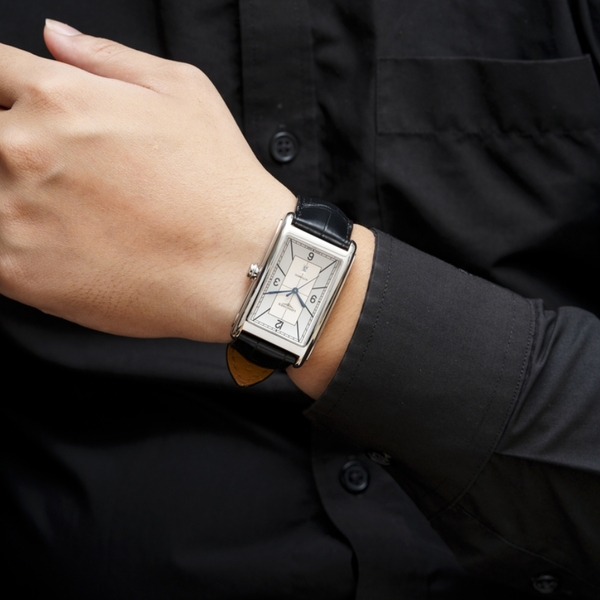 Longines tank là gì? Khám phá đồng hồ Longines mặt chữ nhật thanh lịch